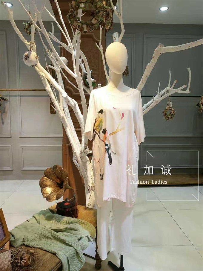 青花多彩品牌折扣女装批发 解锁库存中的时尚潜能，展厅里的价值新引擎